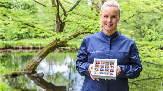 Annica Friese präsentiert ihre handgemachten Pralinen im Kurpark von Seesen.