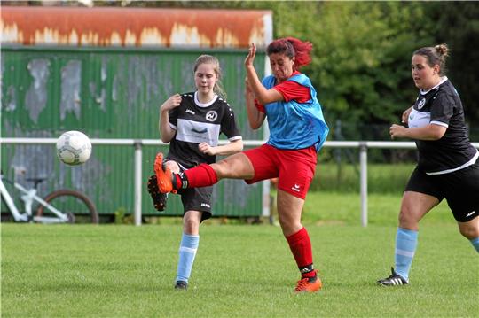 Annika Anke (li.) vom SV Hahndorf und Leyla Sevim vom SC 18 Harlingerode strecken sich nach dem Ball. Während die SC 18-Kickerinnen in die Winterpause gehen, tritt Hahndorf am 5. November noch beim MTV Wolfenbüttel an. Foto: Gietemann