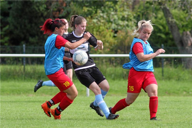 Harlingerodes Dorothea Hauschild lässt es richtig krachen Annika Anke vom SV Hahndorf wird von den Harlingeröderinnen Leyla Sevim (li.) und Lilly Lehning attackiert. Foto: Gietemann