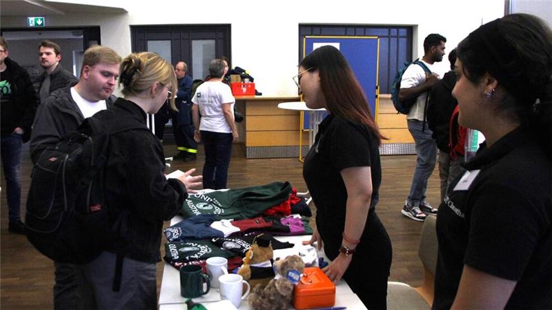 TU Clausthal heißt auf der Startmesse ihre Erstsemester willkommen Annika Bass (links) ist neu an der Oberharzer Uni und schaut nach TU-Hoodies.