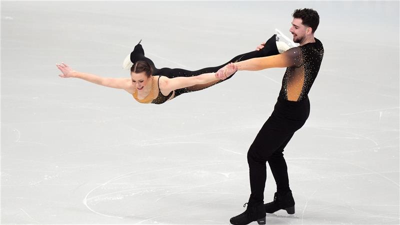 Annika Hocke (r) und Robert Kunkel sind bei der EM nach dem Kurzprogramm Vierter.