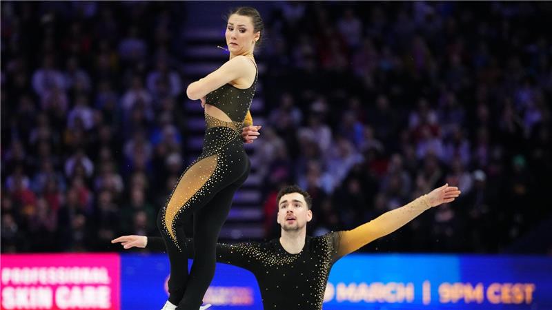Annika Hocke und Robert Kunkel aus Deutschland treten während des Paarlauf-Kurzprogramms bei den Eiskunstlauf-Weltmeisterschaften in Prag, Tschechien, auf.
