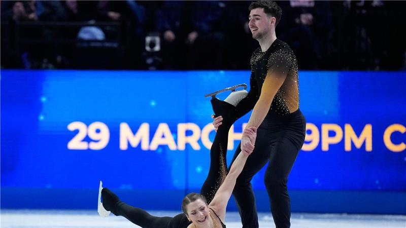 „Perfekt“: Paarlauf-Duo Hase/Volodin bei WM auf Goldkurs Annika Hocke und Robert Kunkel sind bei der Eiskunstlauf-WM in Prag nach einem Sturz im Kurzprogramm Zehnter.