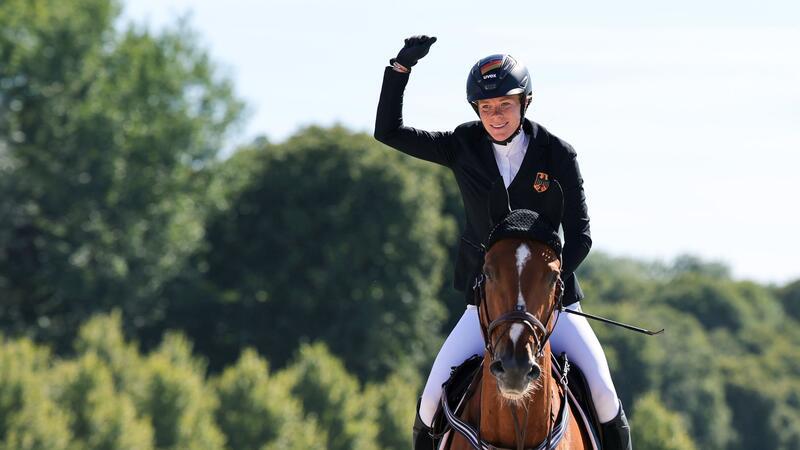Schwere Beine und Fahrkarte: Zillekens macht Olympia-Frieden Annika Zillekens jubelt nach einem fehlerfreien Finalritt.