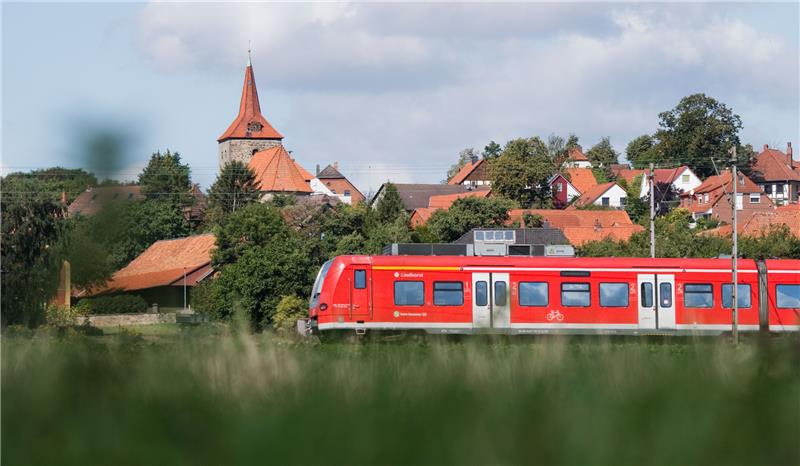 Anonymisierte Mobilfunkdaten zeigen die Zunahme von Zugreisen seit Inkrafttreten des 9-Euro-Tickets. Besonders am Wochenende sind deutlich mehr Menschen Zug gefahren. Foto: Julian Stratenschulte/dpa