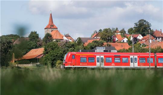 Anonymisierte Mobilfunkdaten zeigen die Zunahme von Zugreisen seit Inkrafttreten des 9-Euro-Tickets. Besonders am Wochenende sind deutlich mehr Menschen Zug gefahren. Foto: Julian Stratenschulte/dpa