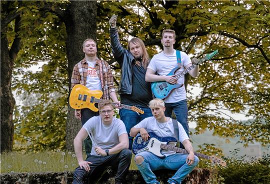 Another Day auf dem Weg nach oben: Die fünfköpfige Band gewann den Goslarer Local-Heroes-Entscheid, hat die Fahrkarte zum Landes-Semifinale gewonnen und spielt am Samstag im „Kö“. Foto: Privat