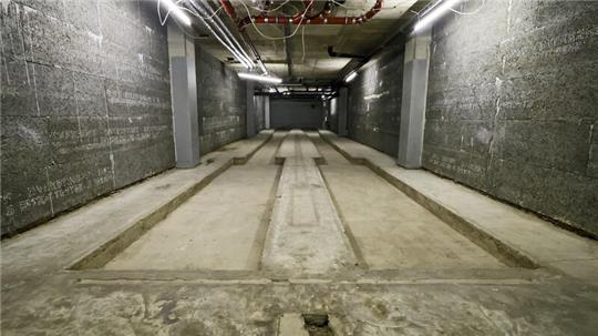 Ansatzweise lässt sich die ehemalige Kegelbahn auch im Rohbau noch erkennen. Die langen Schächte werden aufgefüllt und so ein glatter Boden für die Billartische geschaffen.
