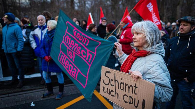 Anschließend zogen die 260 Demonstranten zum Hauptbahnhof.