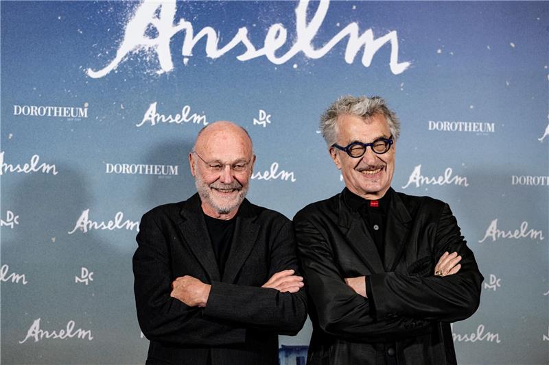 Anselm Kiefer: „Es gibt eigentlich keine Zeit ohne Krieg” Anselm Kiefer (l) und Wim Wenders bei der Deutschland-Premiere des Films «Anselm - Das Rauschen der Zeit».