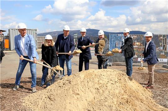 Ansetzen zum Spatenstich: Bodo Mahns, Petra Emmerich-Kopatsch, Sebastian Lüder, Dr. Berend Lindner, Hannes Mairinger, Markus Bottler und Tom Hüttenmeister (v.l.).  Fotos: Neuendorf