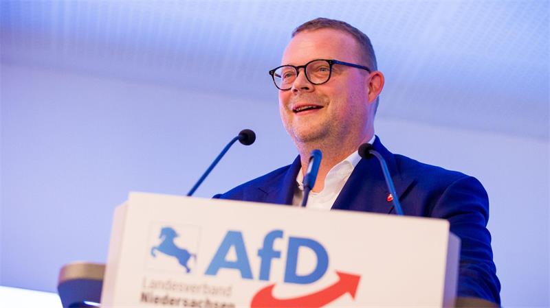 Ein Mann steht an einem Rednerpult.