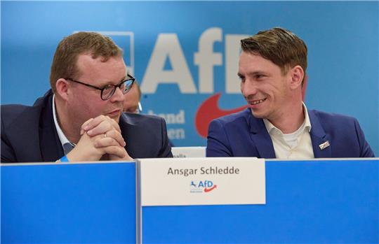 Ansgar Schledde (l), sellvertretender Landesvorsitzender, und Frank Rinck, Landesvorsitzender, (beide AfD) sitzen beim Landesparteitag der AfD Niedersachsen auf der Bühne.