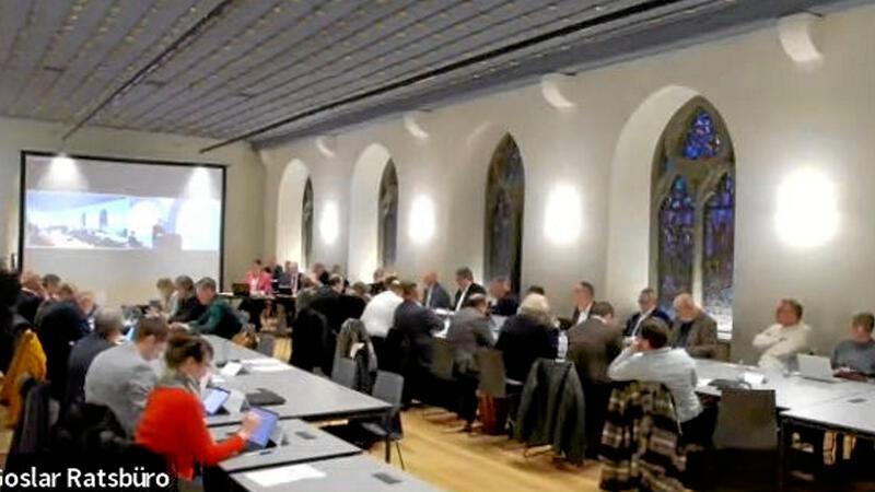 Ansicht der Ratssitzung vom Februar: Die Totale gibt den Blick auf die versammelten Goslarer Ratsmitglieder frei.