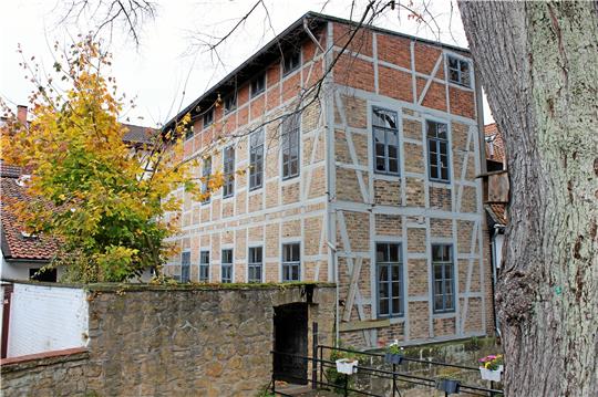Ansicht und Zugang von rückwärtiger Seite: Die alte Drahtweberei grenzt mit dem Hinterhof ihres Glockengießerstraßen-Grundstücks direkt an die Abzucht. Foto: Privat