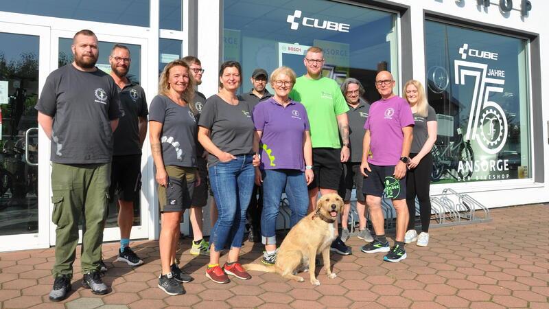 Ansorge bleibt Ansorge: Der Name des Bikeshops ändert sich nicht. Hund Theo zählt als Stammkraft irgendwie auch zum bewährten Team am Standort in der Wachtelpforte.