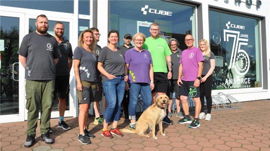 Ansorge bleibt Ansorge: Der Name des Bikeshops ändert sich nicht. Hund Theo zählt als Stammkraft irgendwie auch zum bewährten Team am Standort in der Wachtelpforte.