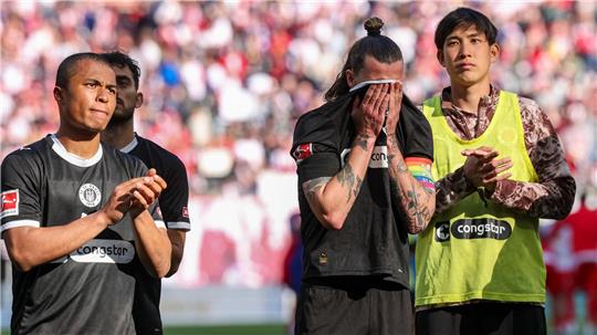 Anspannung im Abstiegskampf: Die Spieler des FC St. Pauli mit Kapitän Jackson Irvine (m) nach der Niederlage in Leipzig.