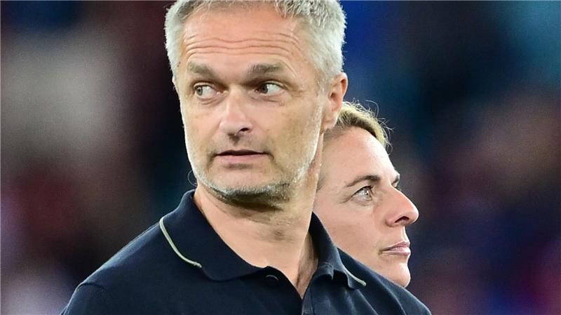 Frankreich-Spiel als „Gradmesser“ für Fußballerinnen und DFB Anspannung vor dem Viertelfinale: Bundestrainer Christian Wück und Sportdirektorin Nia Künzer.