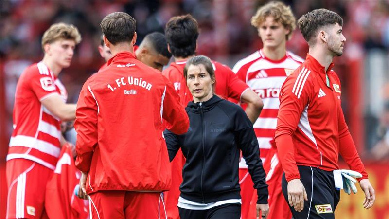 Ansprache nach Schlusspfiff: Marie-Louise Eta versammelt ihre Schützlinge nach der Niederlage gegen Wolfsburg. 