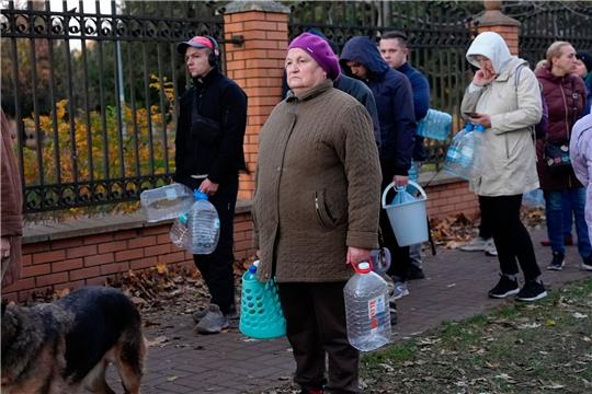 Anstehen für Trinkwasser: In Kiew warten Menschen an einer Wasserpumpe - an 40 Prozent der Verbrauchsstellen gibt es derzeit kein Wasser.