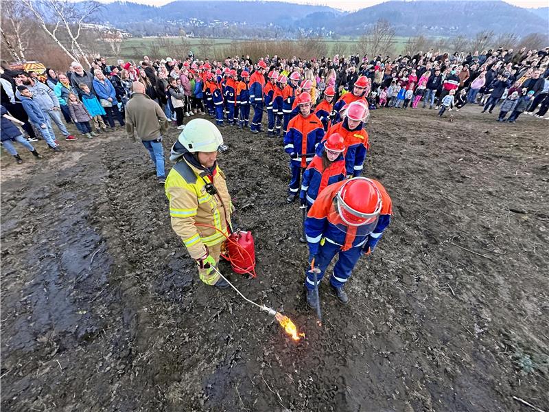 Anstehen zum Fackel-Anzünden: Die Bad Harzburger Jugendfeuerwehr hat die Ehre, das Osterfeuer am Weißen Stein zu entfachen. Archivfoto: Schlegel