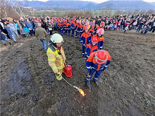 Anstehen zum Fackel-Anzünden: Die Bad Harzburger Jugendfeuerwehr hat die Ehre, das Osterfeuer am Weißen Stein zu entfachen. Archivfoto: Schlegel