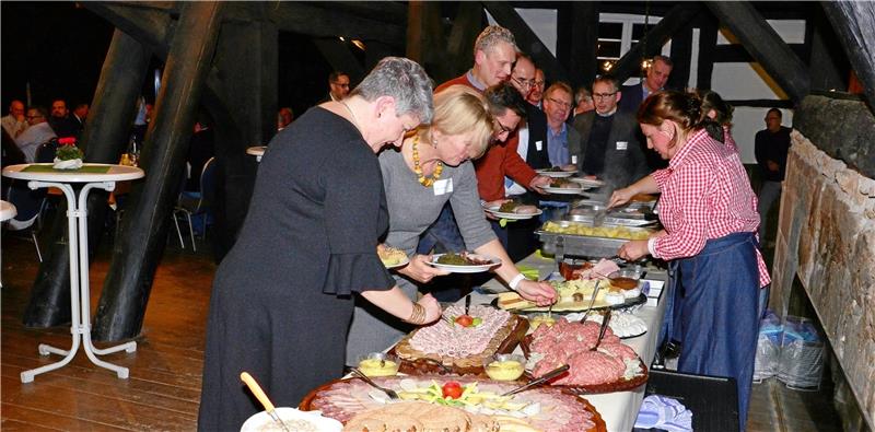 Anstellen für das üppige, kalt-warme harztypische Buffet in der Domäne.
