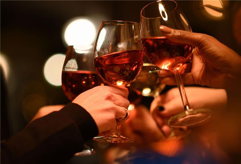 Mehr als 30 Tote nach Vergiftung mit gepanschtem Getränk Anstoßen am Abend: Nach dem Verzehr von gepanschtem Alkohol sind in Russland mehrere Menschen gestorben. (Symbolbild)