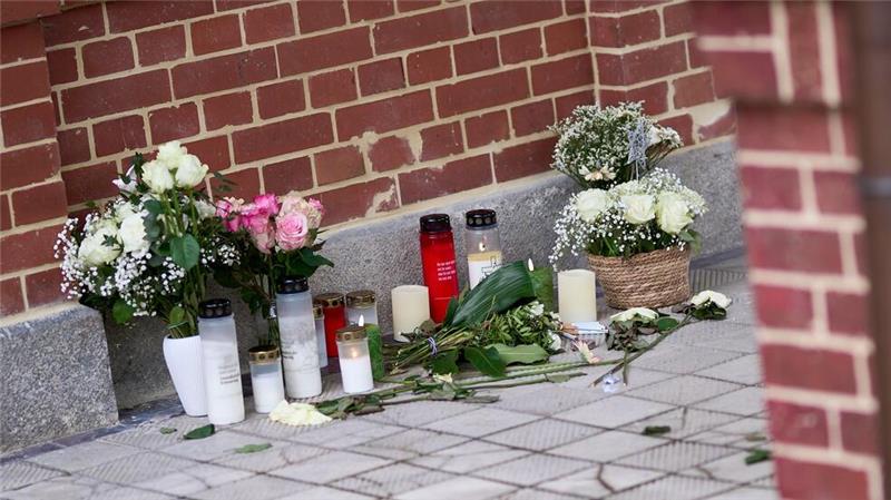 Anteilnahme nach zwei Gewaltverbrechen in Beelitz-Heilstätten südwestlich von Berlin. Die Staatsanwaltschaft ermittelt wegen Mordes und versuchten Mordes.