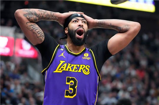 Anthony Davis, Stürmer der Los Angeles Lakers, reagiert auf einen Foulentscheid.