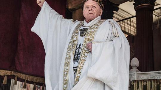 Anthony Hopkins als römischer Kaiser - „Those About To Die“ Anthony Hopkins als Kaiser Vespasian .