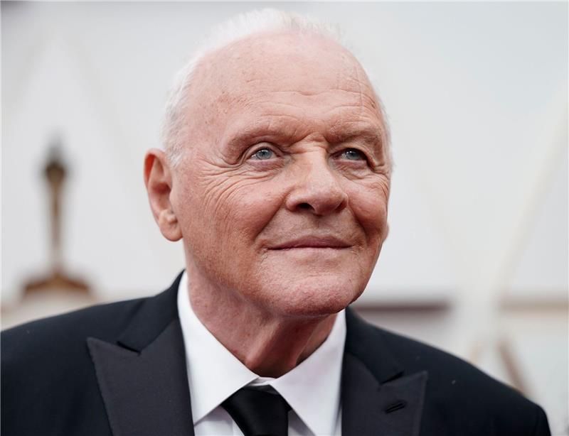 Anthony Hopkins spielt mit Addams-Family-„Händchen” Klavier Anthony Hopkins präsentiert auf Instagram sein Talent beim Klavierspielen.