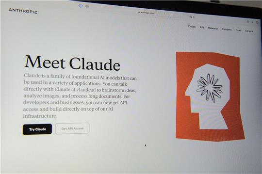 Anthropic gilt als einer der stärksten Rivalen von OpenAI. Anthropic entwickelte einen KI-Assistenten namens Claude, der mit ChatGPT konkurriert.