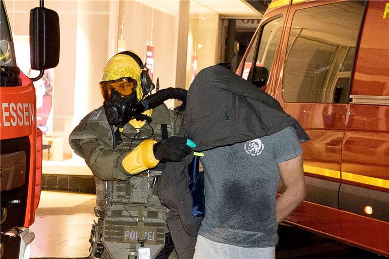 NRW: Nach Anti-Terror-Einsatz - Brüder bleiben in U-Haft Anti-Terror-Ermittler bei der Festnahme des 32-jährigen Verdächtigen am 8. Januar.