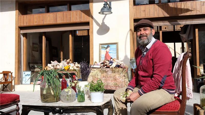 Nach Beben in der Türkei: Gemeinde baut Kirche wieder auf Antiquitätenhändler Serkan Sincan: Trotz Tragödie optimistisch bleiben