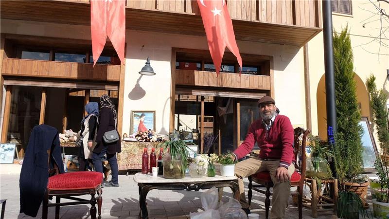 Nach Beben in der Türkei: Gemeinde baut Kirche wieder auf Antiquitätenhändler Serkan Sincan hat Hoffnung für die Zukunft.