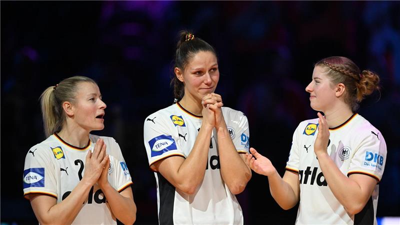 Antje Döll, Xenia Smits und Nina Engel (l-r) freuen sich über WM-Silber.