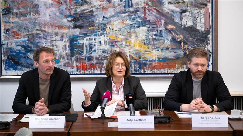 Antje Grotheer, Präsidentin der Bürgerschaft (Mitte), Thorge Koehler (rechts), Leiter des Bremer Landesamtes für Verfassungsschutz, und Thomas Köcher von der Bremer Landeszentrale für politische Bildung geben eine Pressekonferenz zum Thema „Desinformation“. 