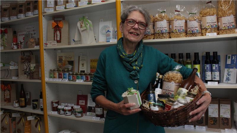 Antje Radcke mit Präsenten in ihrem neuen regionalen Bio-Laden.
