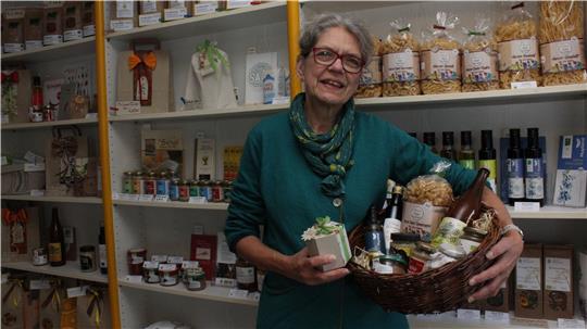 Antje Radcke mit Präsenten in ihrem neuen regionalen Bio-Laden.