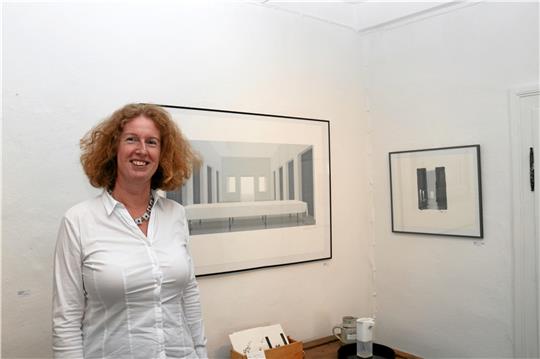 Antje Stoetzel-Tiedt zeigt in ihrer Galerie Werke von Ben Willikens. Am Abendmahls-Bild scheiden sich die Geister.  Foto: Hartmann