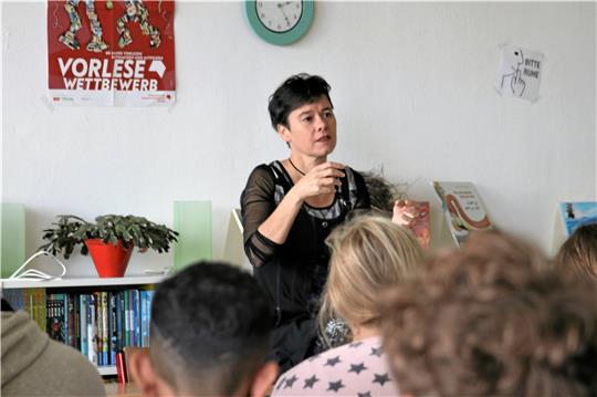 Antje Wagner erzählt den Schülern von einem geheimnisvollen Schiff. Foto: Skuza