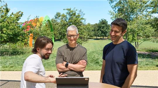 Anton Baranov (l) zeigte seine App sowohl Apple-Chef Tim Cook (M) als auch dessen designiertem Nachfolger John Ternus.