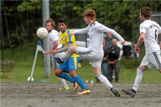 Anton Metzger (Mi.) und die TSG Wildemann brauchen am Sonntag noch einen Punkt, um in der Staffel 1 der 1. Nordharzklasse als Meister ins Ziel zu gehen. Foto: Gietemann