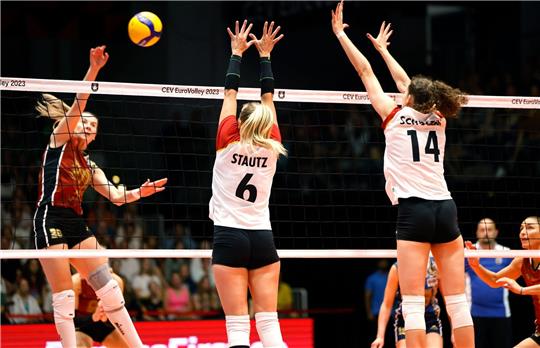 Antonia Stautz (M) und Marie Schölzel versuchen den Ball von Aserbaidschans Polina Rahimova (l) zu blocken.
