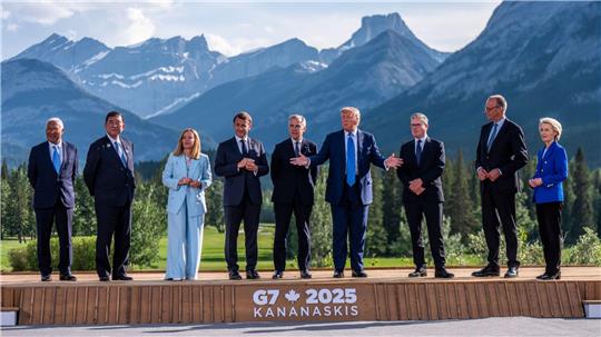 António Costa, Präsident des Europäischen Rates, Shigeru Ishiba, Ministerpräsident von Japan, Giorgia Meloni, Ministerpräsidentin von Italien, Emmanuel Macron, Präsident von Frankreich, Mark Carney, Premierminister von Kanada, US-Präsident Donald Trump, Keir Starmer, Premierminister von Großbritannien, Bundeskanzler Friedrich Merz (CDU) und Ursula von der Leyen, Präsidentin der EU-Kommission, stehen beim G7-Gipfel in der „Pomeroy Kananaskis Mountain Lodge“ beim traditionellen Gruppenfoto nebeneinander.