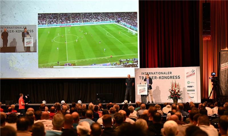 Wolf kritisiert: Entwicklungen „unreflektiert übernommen” Antonio Di Salvo (l), Cheftrainer der deutschen U-21-Nationalmannschaft, und Hannes Wolf, Trainer der deutschen U20-Nationalmannschaft, halten einen Vortrag.