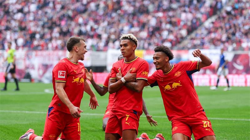 Antonio Nusa (M) feiert sein Tor zum 2:0.