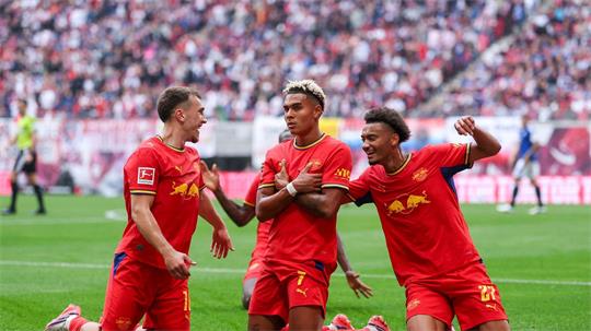 Antonio Nusa (M) feiert sein Tor zum 2:0.